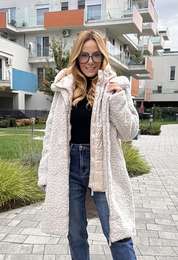 Alisha kabát ecrü – Hosszított bukléhatású női kabát steppelt betéttel – Innova Fashion